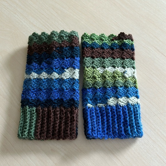 Handmade fingerless mittens - Picture 3 of 5